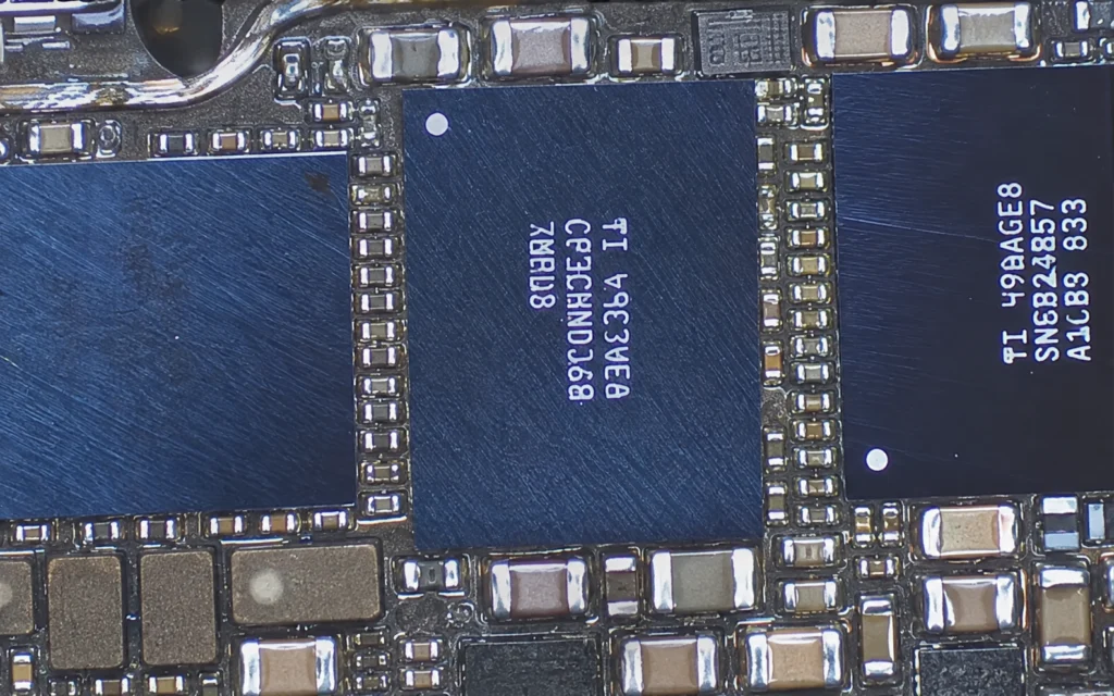 Ремонт на контролера за зареждане на iPhone 16 Pro